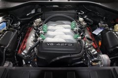 Bauteile der Zavoli Autogasnachrüstung im Motorraum des Audi Q7 4,2 l FSi V8 257 KW
